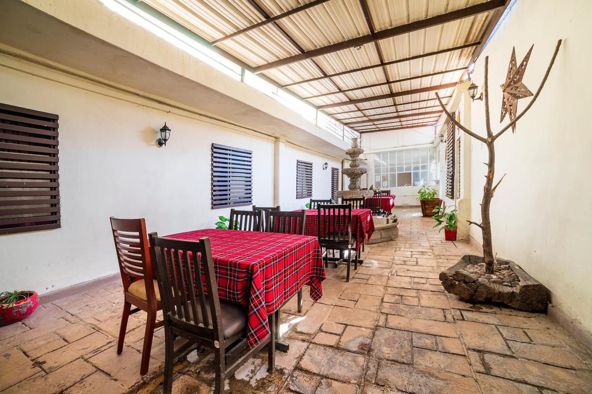 Capital O Hotel Casa Blanca เคลาญา ภายนอก รูปภาพ